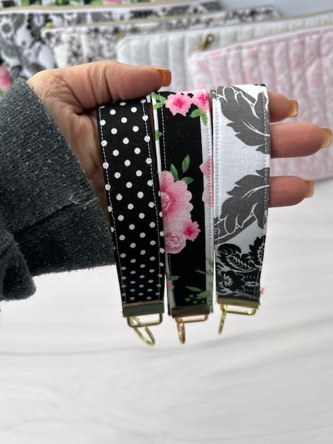 BLACK & WHITE DAMASK WRISTLET KEYCHAIN